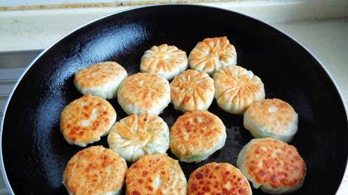 饺子皮版韭菜盒子，不用和面和擀皮，酥脆多汁惹人爱，要趁热吃