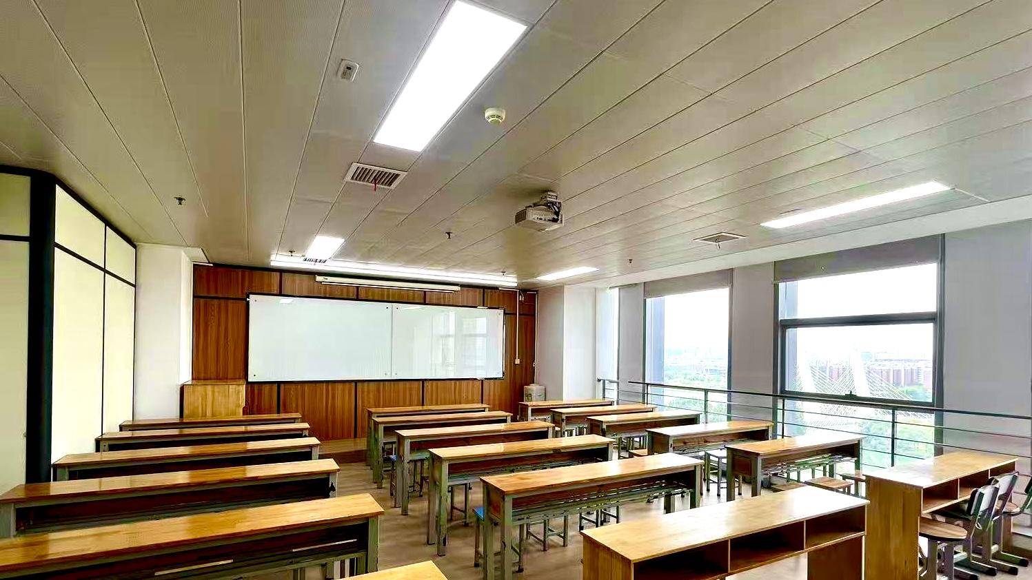 专升本“自学 vs 报班”经济账：一次决定可能省下四年学费 —— 表面是学习方式之争，实则是精明的教