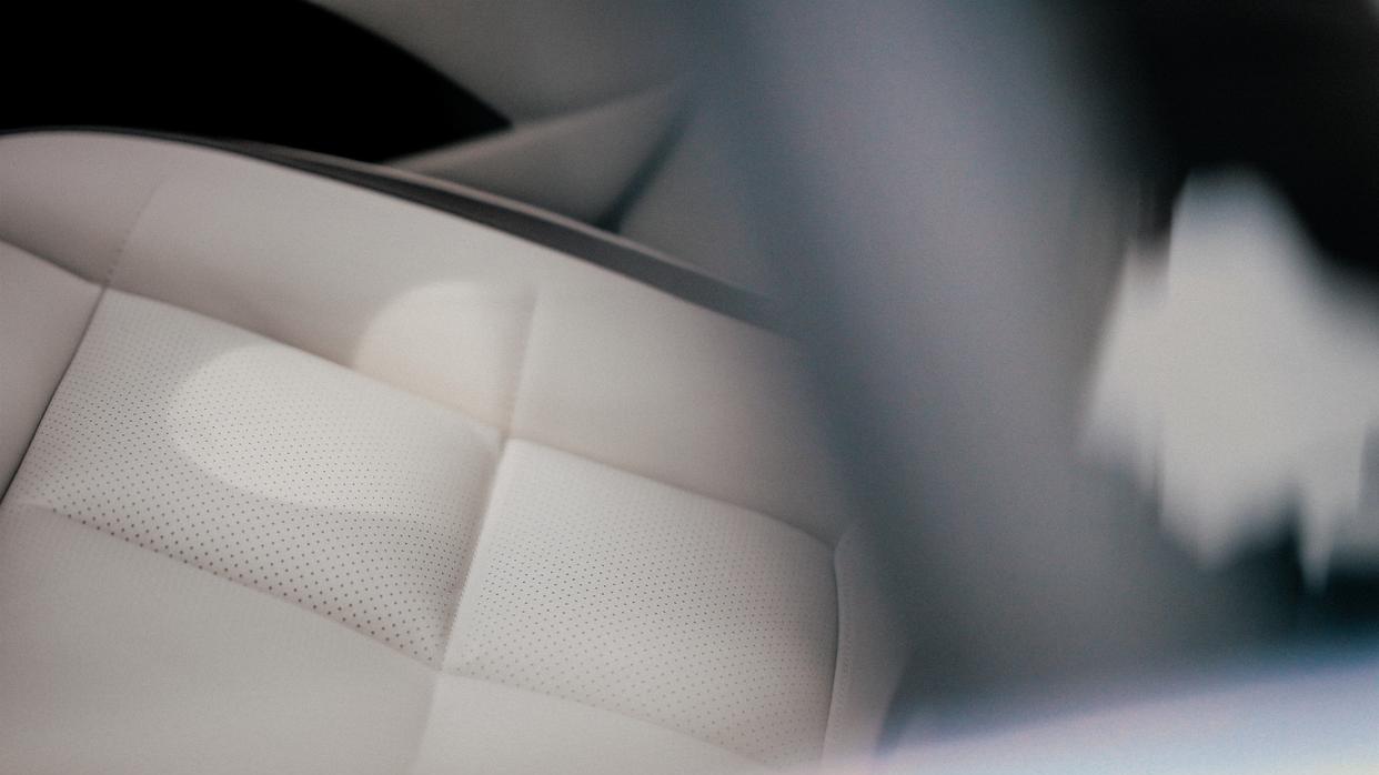 全新智己L6上市，戳穿“电池很贵”的谎言，防晒天幕不输小米SU7