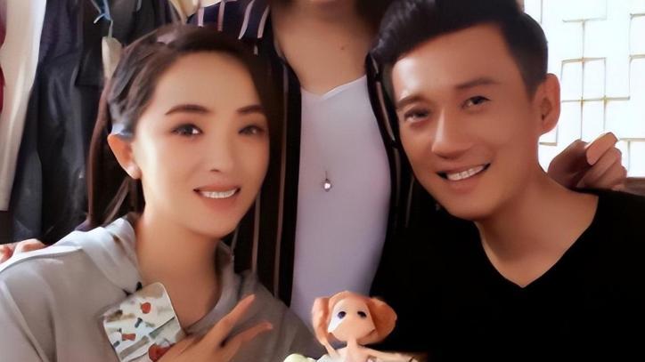 “戏里”是父女，“戏外”是夫妻，他们关系公开时，孩子都8岁了