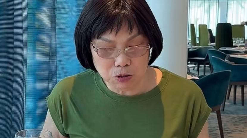 范志毅妈妈和孙女游轮旅行，70多岁很时髦，剪学生头发型气质不俗