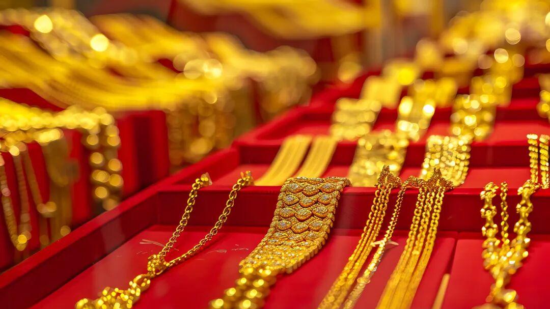 金价高涨反现巨额亏损，转型阵痛中的豫园股份如何赢回市场信任？