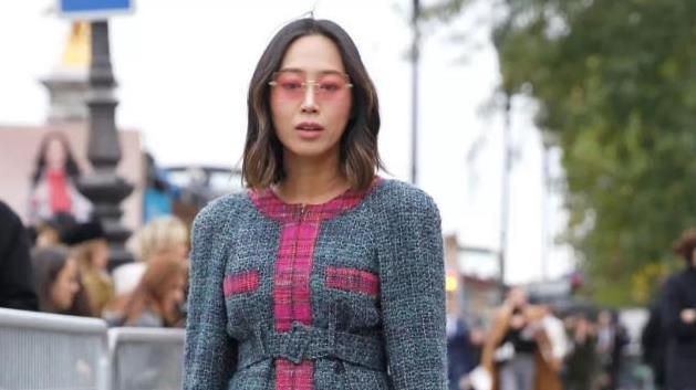 今年秋冬，一定要有一件“毛呢裙”，搭羽绒服时髦不说，特显气质