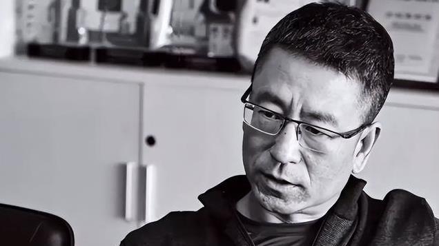 “央视一哥”白岩松：被病痛折磨，曾多次想不开，56岁白发满头