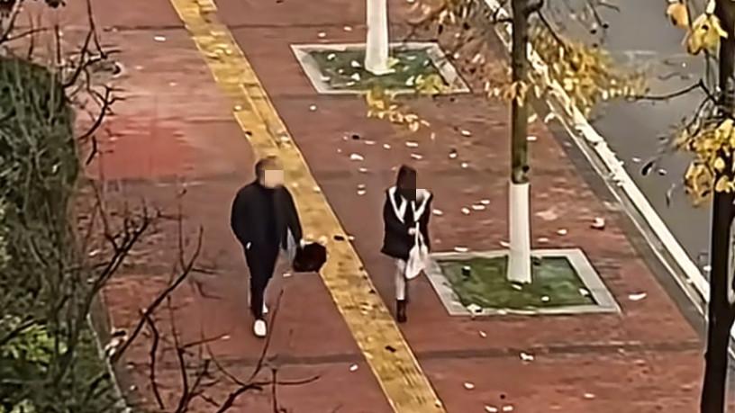 贵州女子和高质量男性网恋，奔现后时不时飚句英语，出门玩也要坐公交