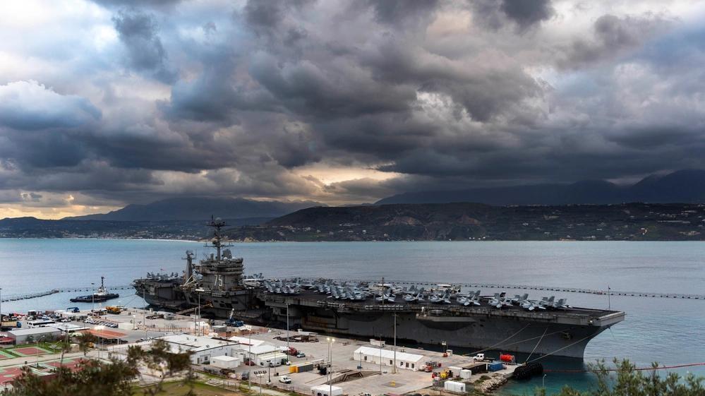 双航母集结波斯湾：一场蓄谋已久的“游戏”？