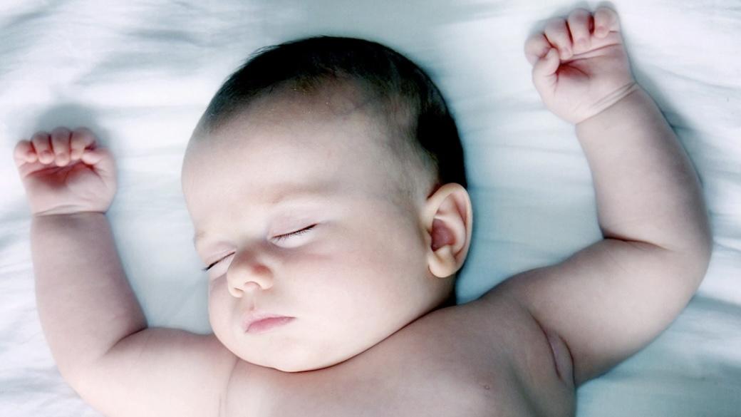 怀里秒睡、一着床就炸？试试“热窝挪移法”，让娃悄悄松手不惊醒