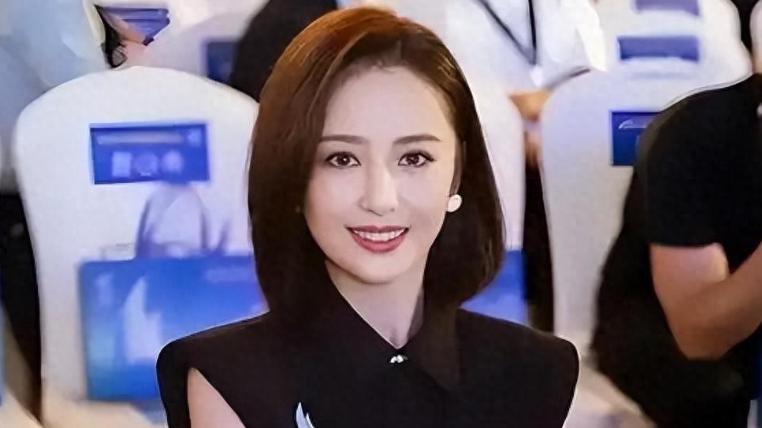 离婚4年，佟丽娅新恋情曝光！甩开手的瞬间不知怎么和男友解释！