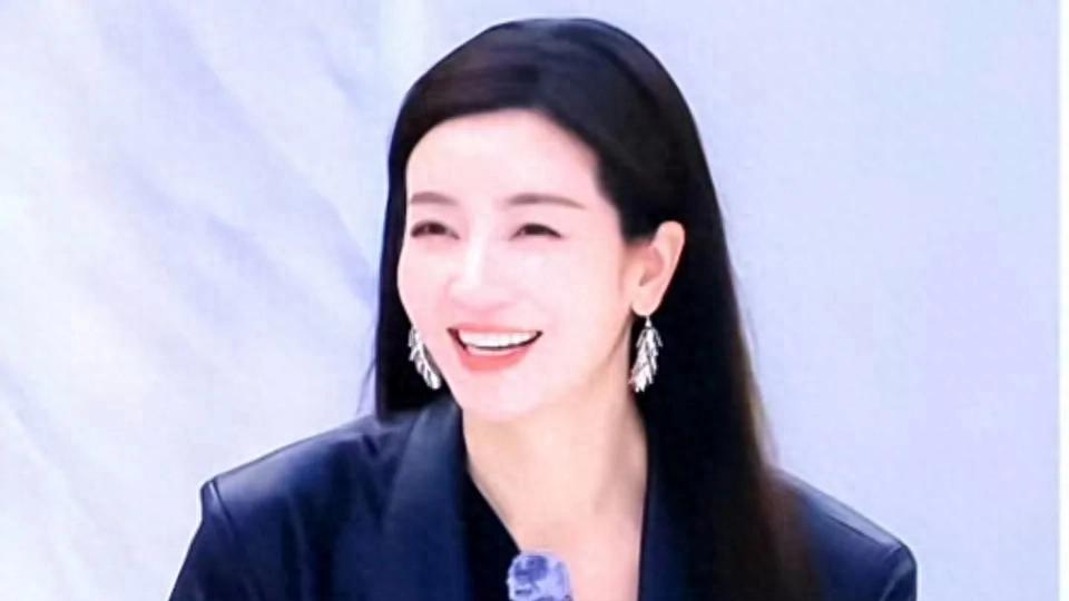 李晟李佳航上热搜：现实版《偷偷藏不住》有多甜？