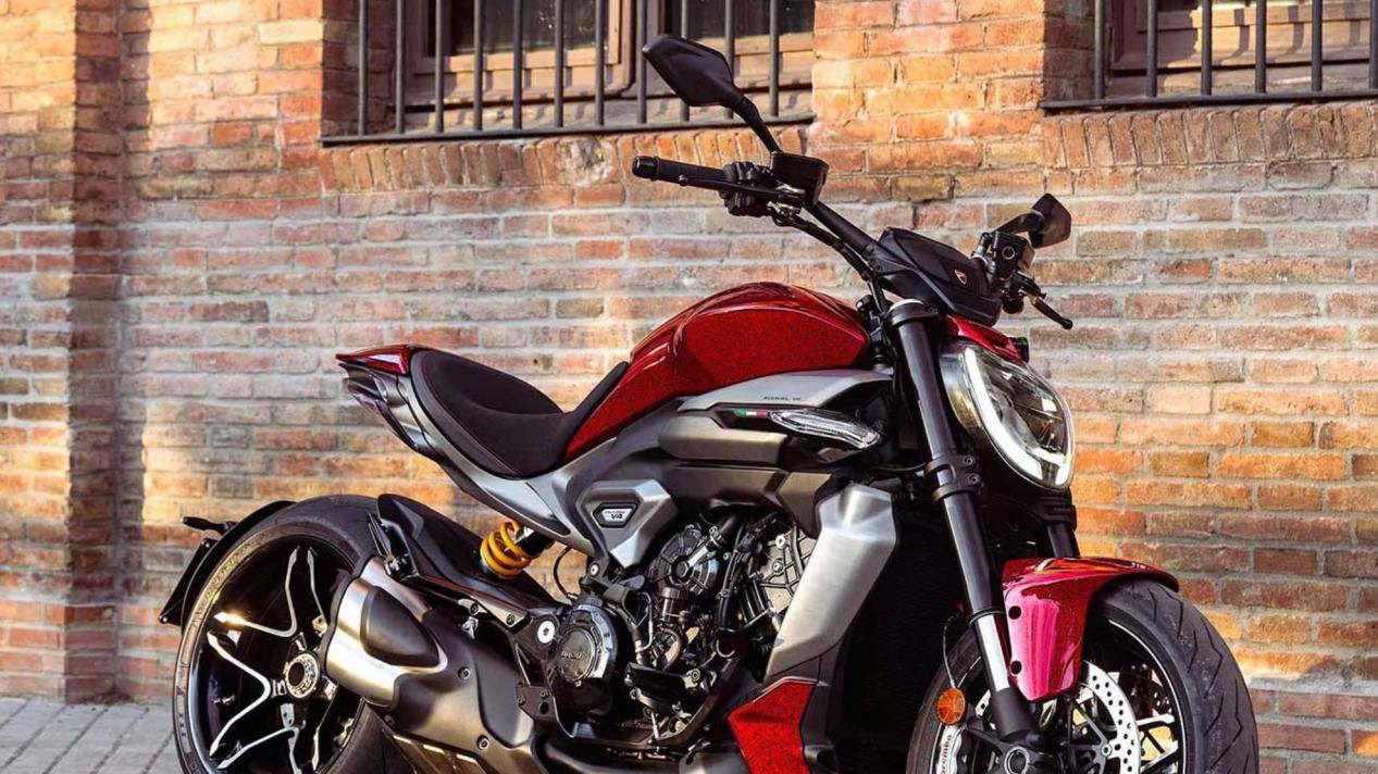 2025款杜卡迪XDiavel V4亮相，四缸巡航霸主，肌肉猛男的黄金搭档