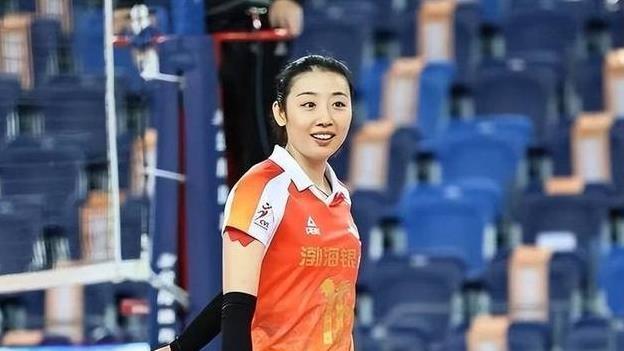 费蒂索娃十扣十中，天津女排精准打击，三比零轻取山东女排