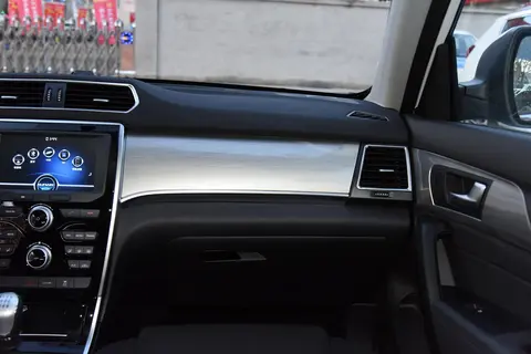 零跑A10空间揭秘：4200mm车长如何实现纯平地台+1200L后备厢？