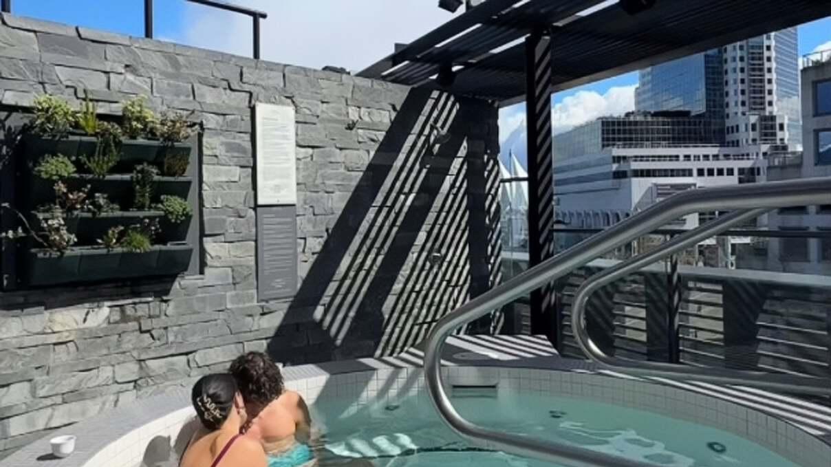 钟丽缇大女儿恋情曝光，外籍男友身材健硕，爱穿泳装秀丰满身材