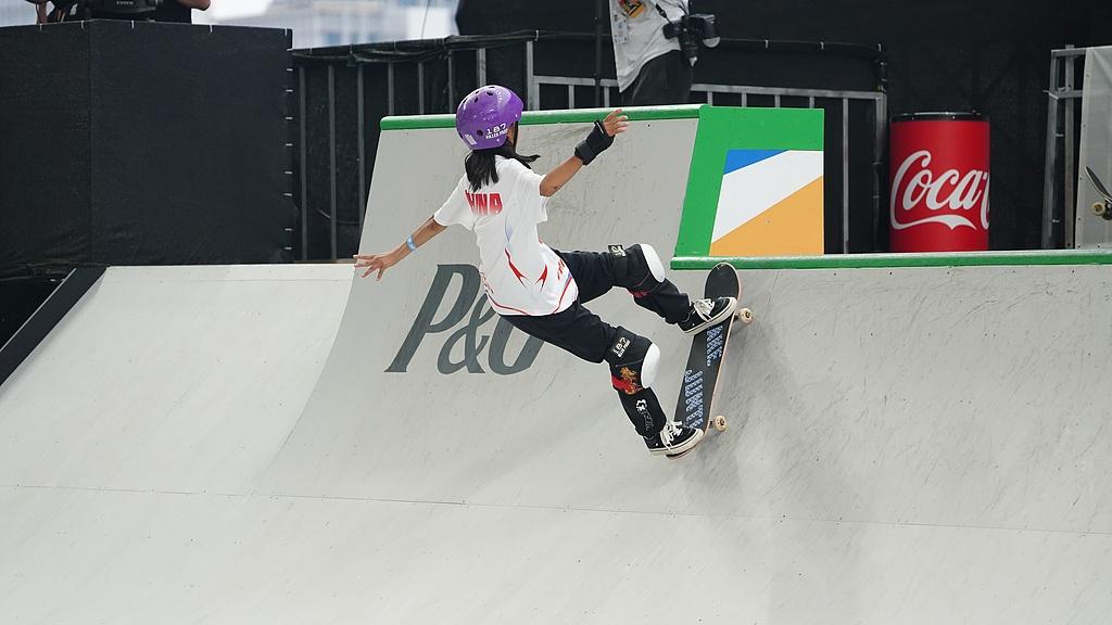 崔宸曦在巴黎奥运滑板女子街式赛中的高光时刻