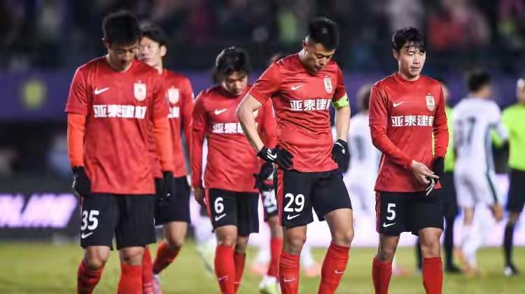 有惊无险，国安和青岛双雄均获得准入，亚泰没机会了，三镇淘汰定律还在延续，还有一队未获得准入