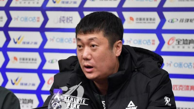 女排换帅风波！赵勇被球迷抵制，蔡斌因祸得福，郎平或成最后希望