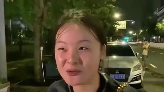 月入百万竟靠偷拍？深夜街头那抹闪光灯，照出多少人的难堪与挣扎！