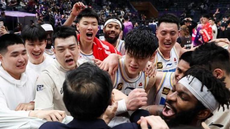 朱芳雨同意周琦提的1个要求，换成两搭档能解决。