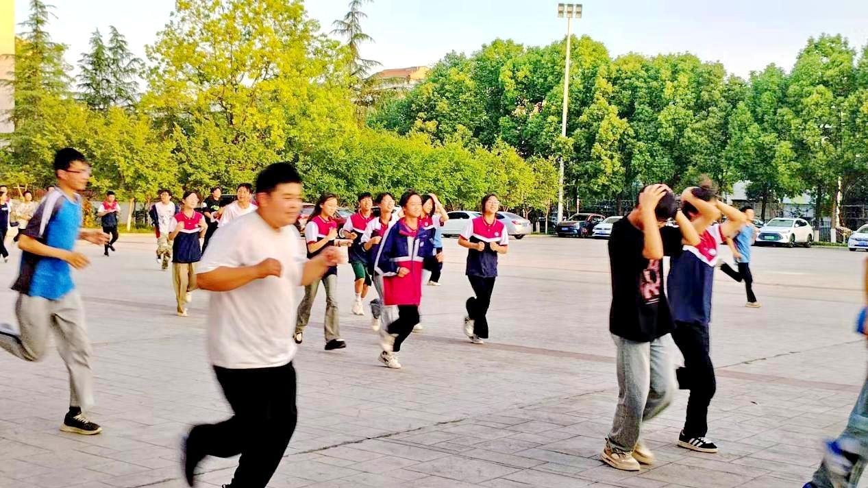 5分钟800人火速撤离！四川梓潼七一职高的演练太硬核了！