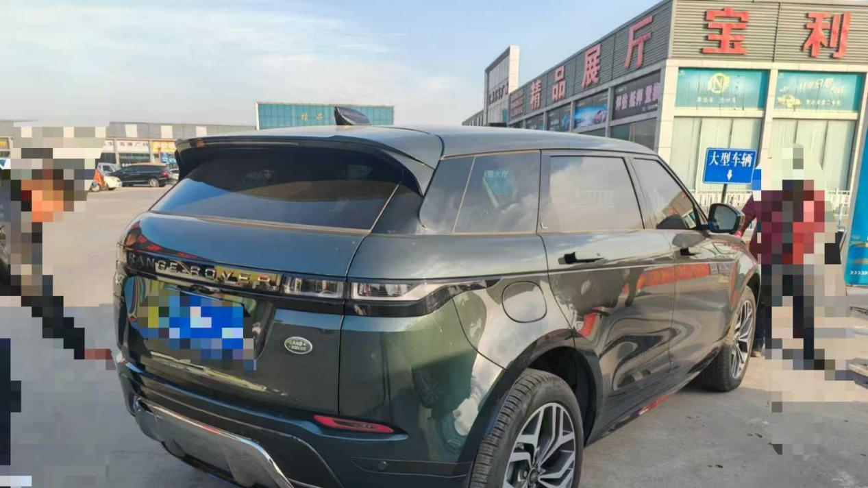 落地30多万，2022款绿色路虎揽胜极光，现在只要21.8万值不值？