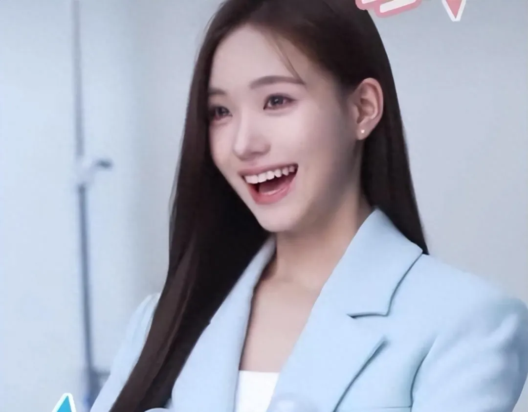 小S二女儿恢复娱乐圈工作，在化妆间跳舞，还模仿大S的动作