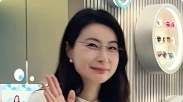 谁说豪门贵妇同框必有一输？看章泽天和郭晶晶同框，我根本不知道该看谁