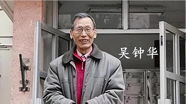 中国最孤独的大使：一个人带着一条狗坚守三年，改善生活靠挖野菜