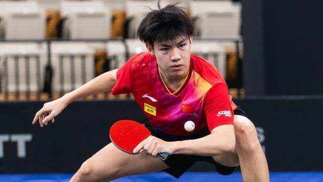 19岁小将捍卫国乒男单荣耀：队友输光独闯4强，力克张本智和夺冠