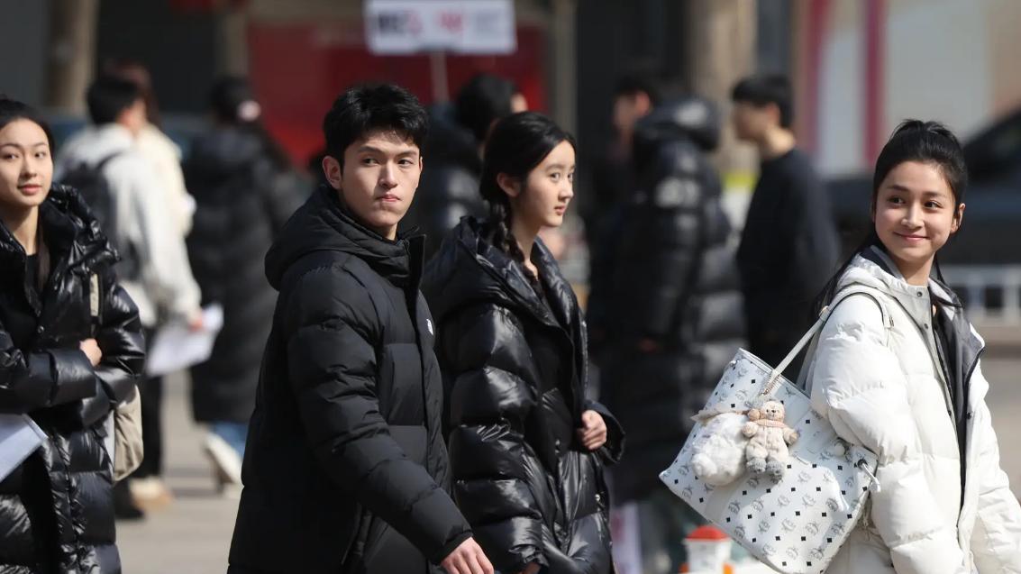 北电艺考复试美女如云！黄杨钿甜包裹得严严实实，臧雪如气质清纯！