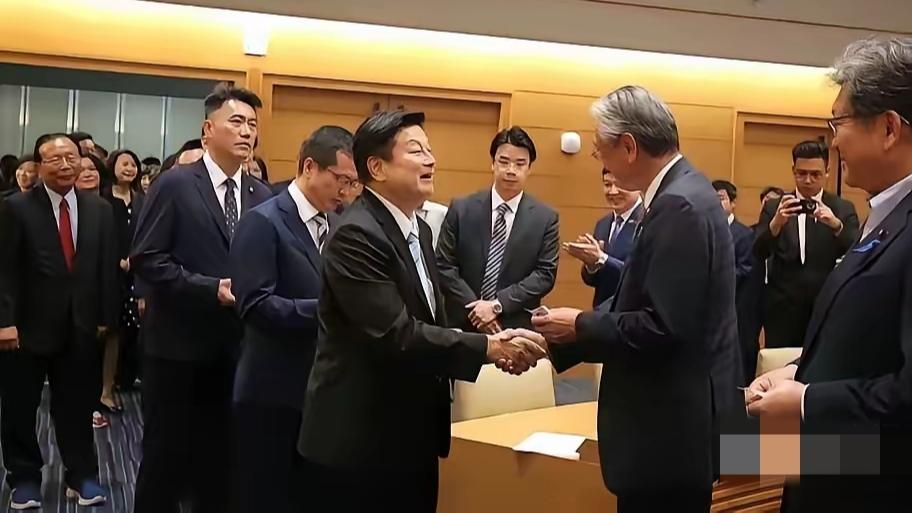 郑丽文已露出本质！国民党面临存亡选择，留给他们的时间不多了！