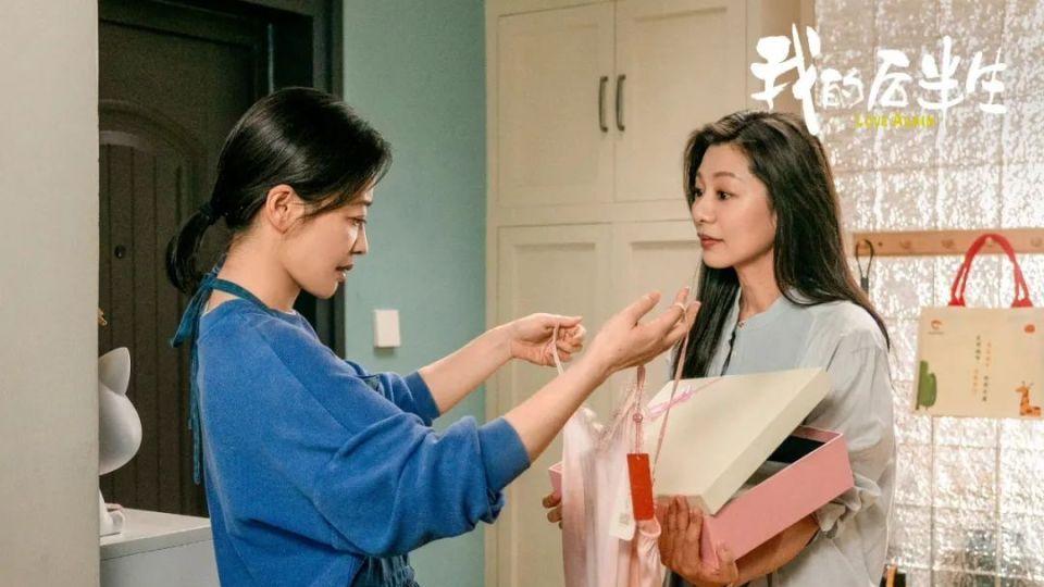 中年女演员的“胖瘦之争”：《我的后半生》梅婷杨童舒同岁不同命，一个显老一个显年轻​？