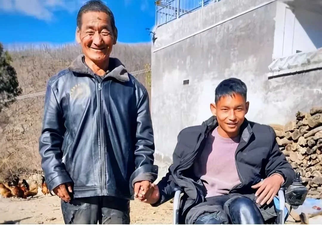 河南37岁贫困单身汉，抱养了1个残疾孩子，谁料，25年后，孩子却突然说：爸，我能给你养老了