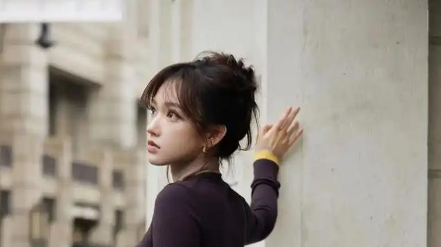 程潇穿白色裹胸裙也太惊艳了吧！下颌线优越，完美曲线令人羡慕