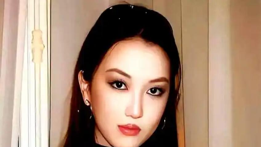 55岁王菲法国为女儿庆生，李嫣18岁的蜕变太美了，网友：基因太好