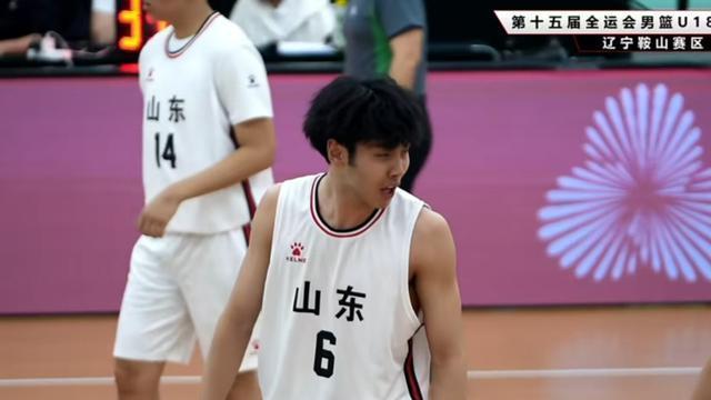 痛快！山东赢57分锁定第1，张博源10分钟砍13分，巩晓彬爱子6+10