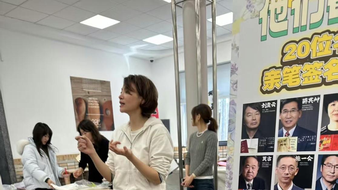 51岁董卿带儿子五一游苏州！打扮休闲，仪态优雅央视范儿一点没变