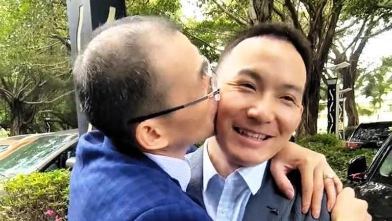 谢浩男终究对父亲撒了谎，摘下口罩真容说明一切，细节显父子情深