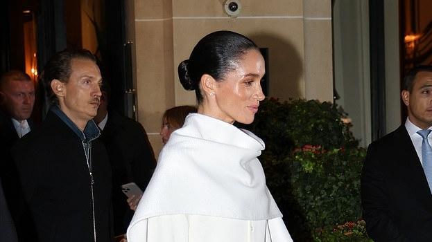 梅根惊喜亮相巴黎时装周！穿一身白色好霸气，看着比凯特王妃年轻