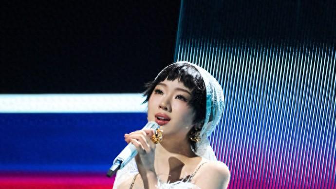 单依纯新音综又鲨疯了，实力挑战粤语歌，一首《你瞒我瞒》太强了