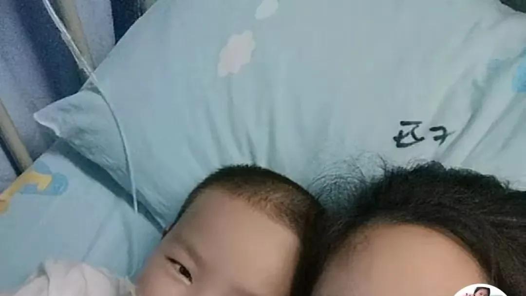 重庆28岁宝妈带俩孩子摆地摊登上新华社，博主转五万，网友哭了