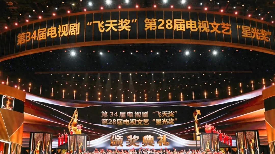 37岁赵丽颖获飞天奖视后，泪洒颁奖现场，但造型却被吐槽老气