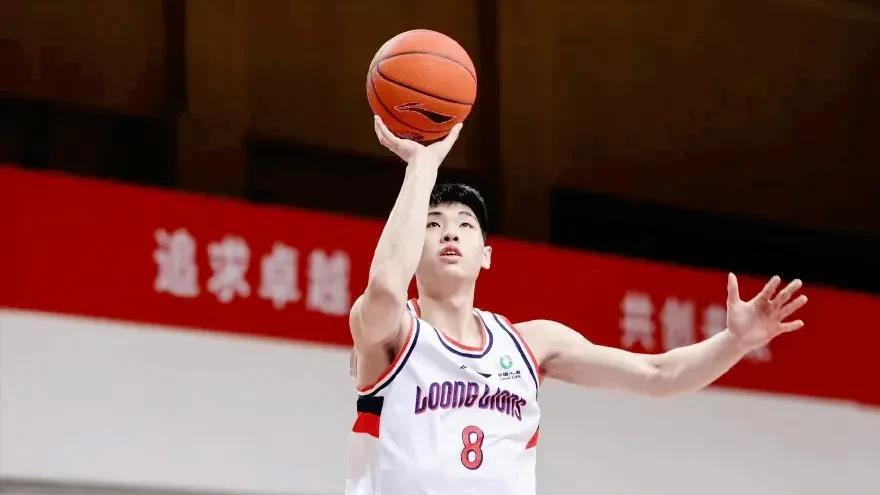 神奇逆转！广州男篮客胜青岛队！陈盈骏后仰三连击像科比附体！