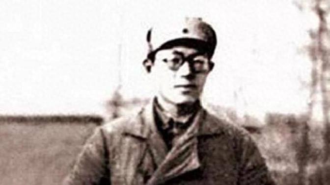 红军高官讨饭藏钢笔，地主看一眼断言：你是红军，不是乞丐！