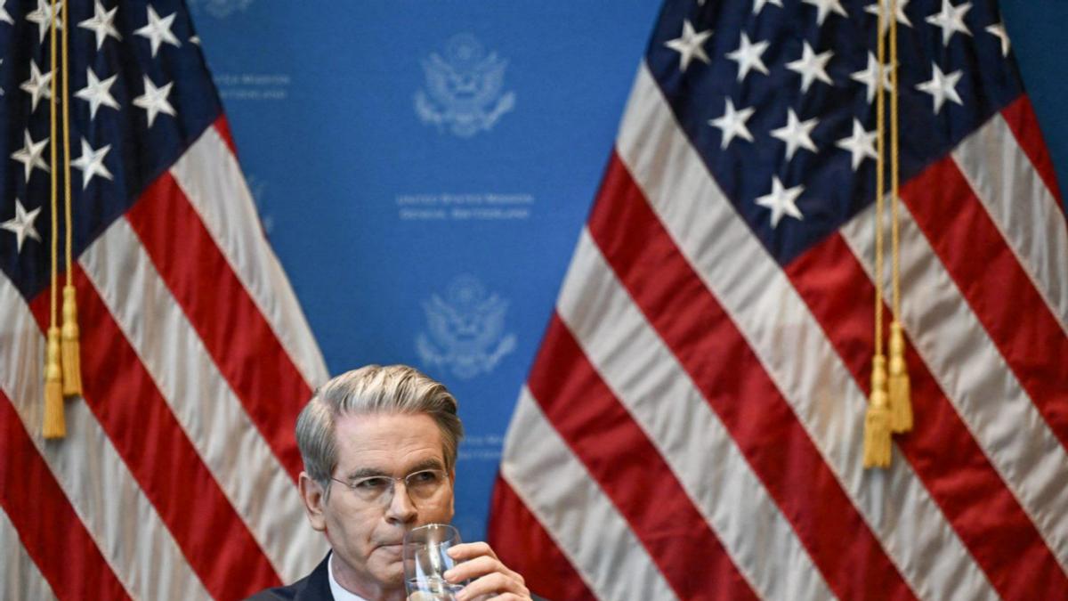 达成共识第三天，中方发放稀土许可，特朗普却高兴不起来