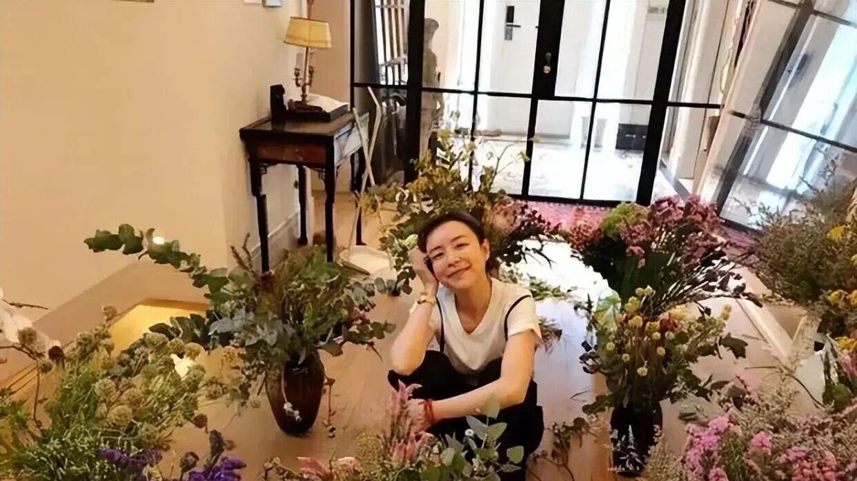 44岁张静初的“豪宅”火了，养花种菜，自给自足，网友：一看就不是摆拍