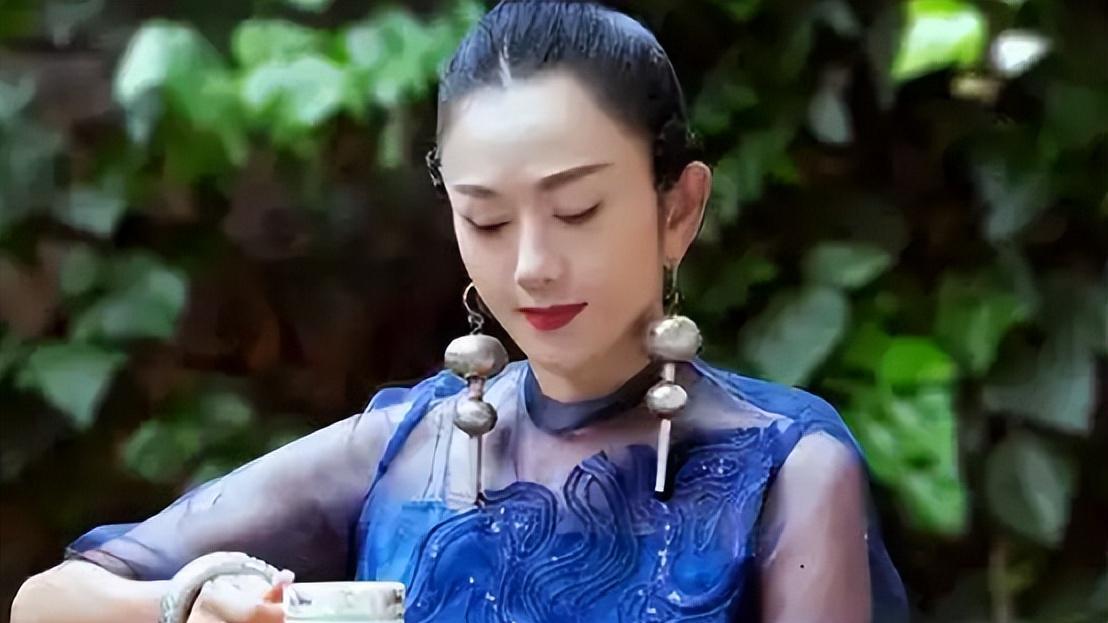 杨丽萍对自己身体要求高，长指甲影响日常生活，需要助理帮忙