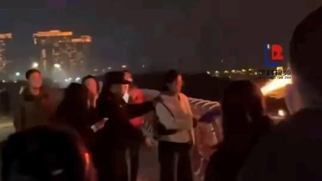 闹麻了！女子跨年放加特林烟花，民警拍完照等其放完将人带走