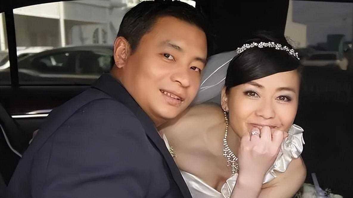 李大双携78天儿子跪拜亡母了却夙愿，祖父李杰抱孙喜不自胜，孩子像爸爸吗？
