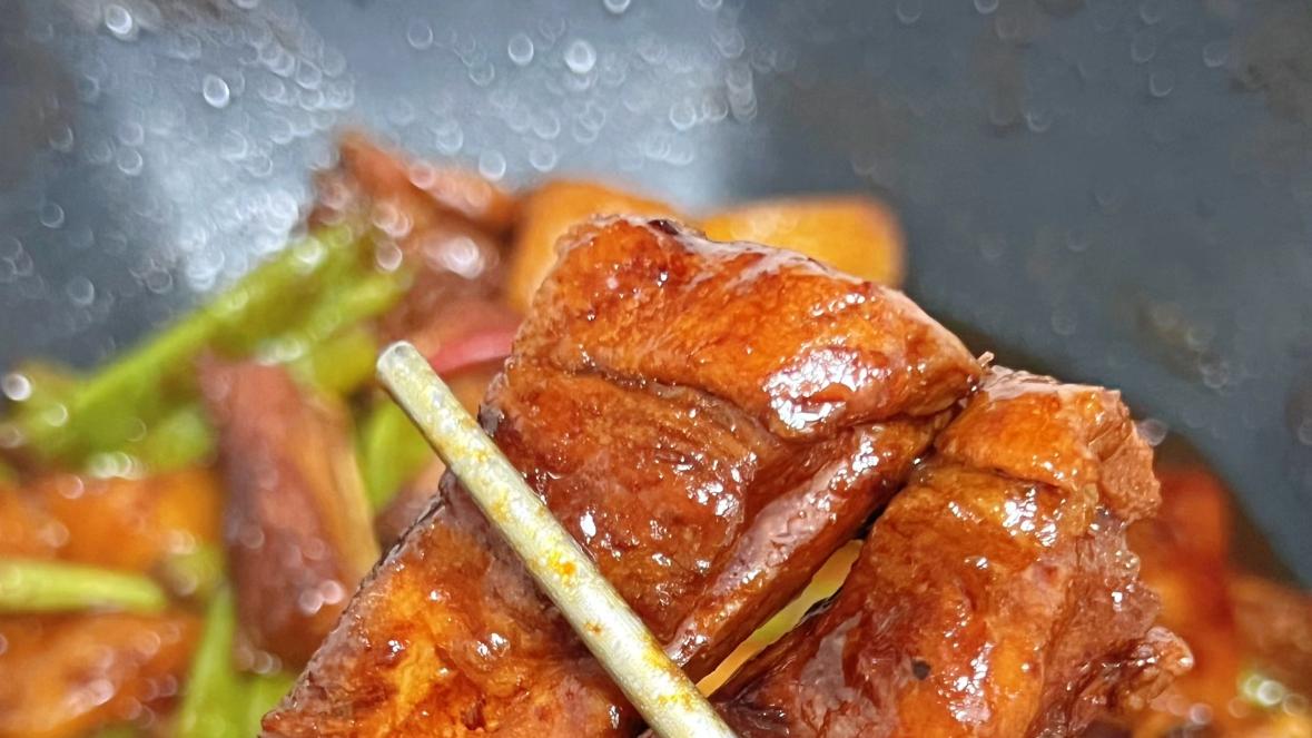 排骨炖豆角是一道经典的东北家常菜，排骨软烂入味，豆角吸满肉汁，荤素搭配营养均衡