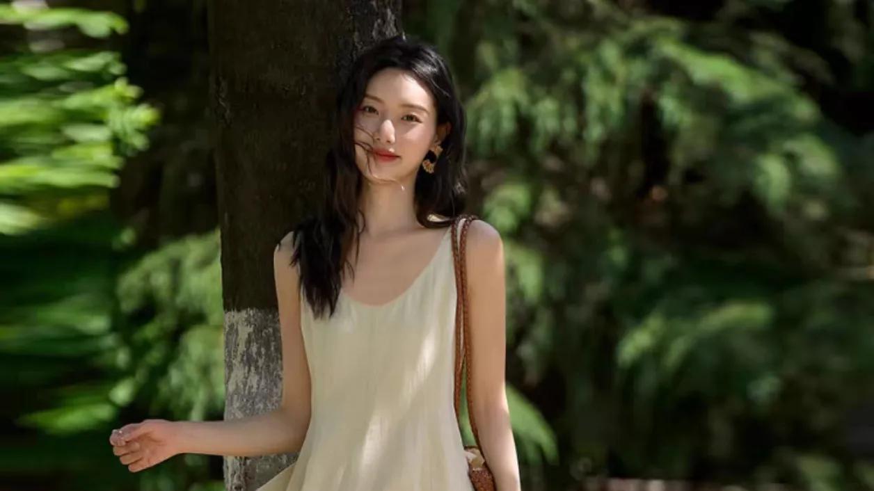 连衣长裙选“大一点”更时髦，轻松穿出松弛高级感！